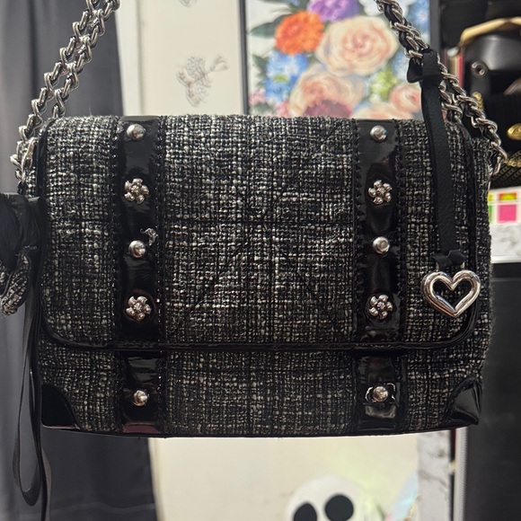 Brighton Tweed black patent leather floral shoulder bag. - Picture 3 of 13